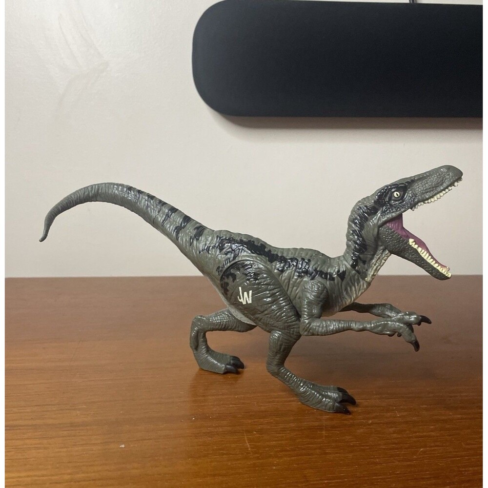 Hasbro Jurassic World 2015 JW Velociraptor Dinosaur Raptor Gray Action Figure 7”
